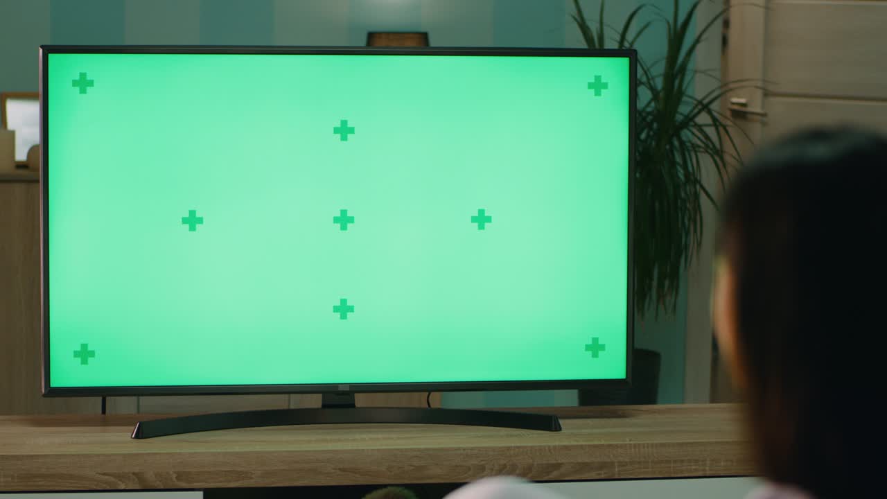 donna che guarda un film vicino al bambino