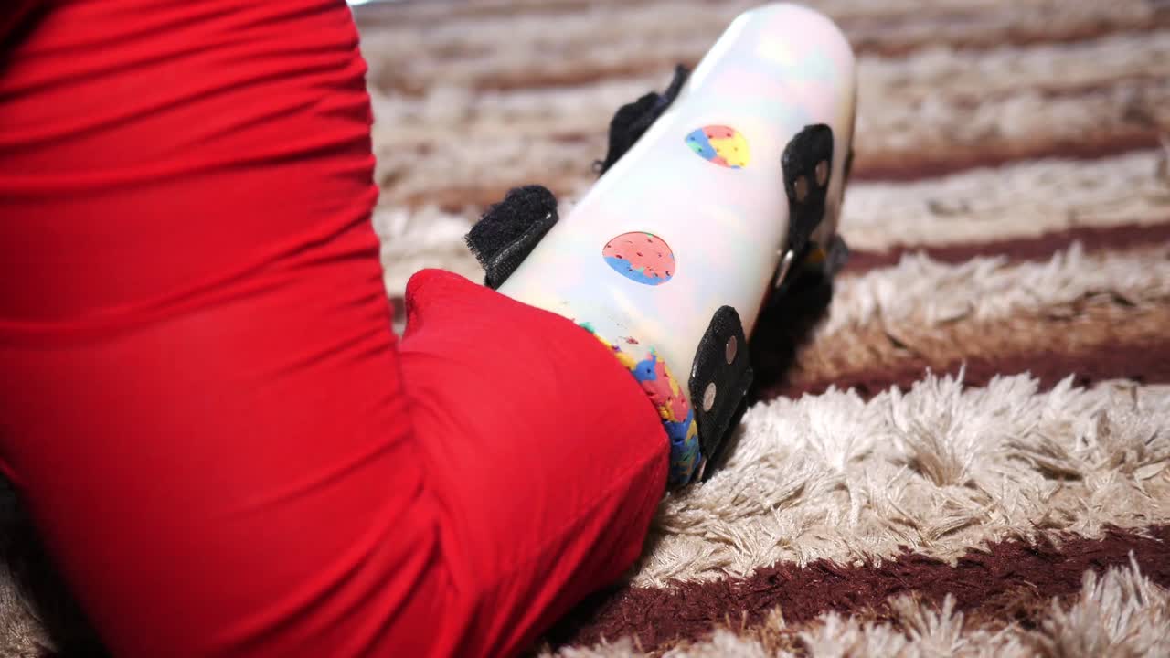 ребенок с крепкой на ноге