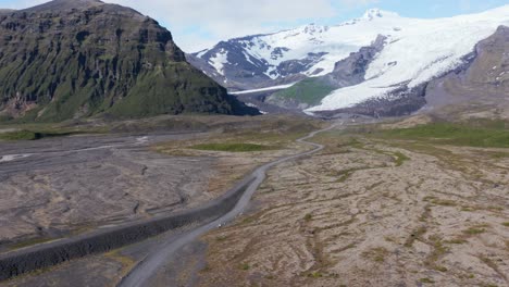 glaciar distante del valle de la cordillera de thórsmörk en un día soleado, antena