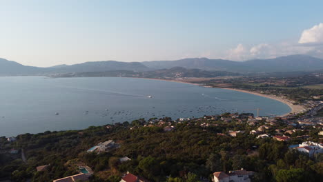 Bahía-De-Ajaccio-Y-Aeropuerto-En-Corse,-Isla-Soleada-En-Antena-Mediterránea