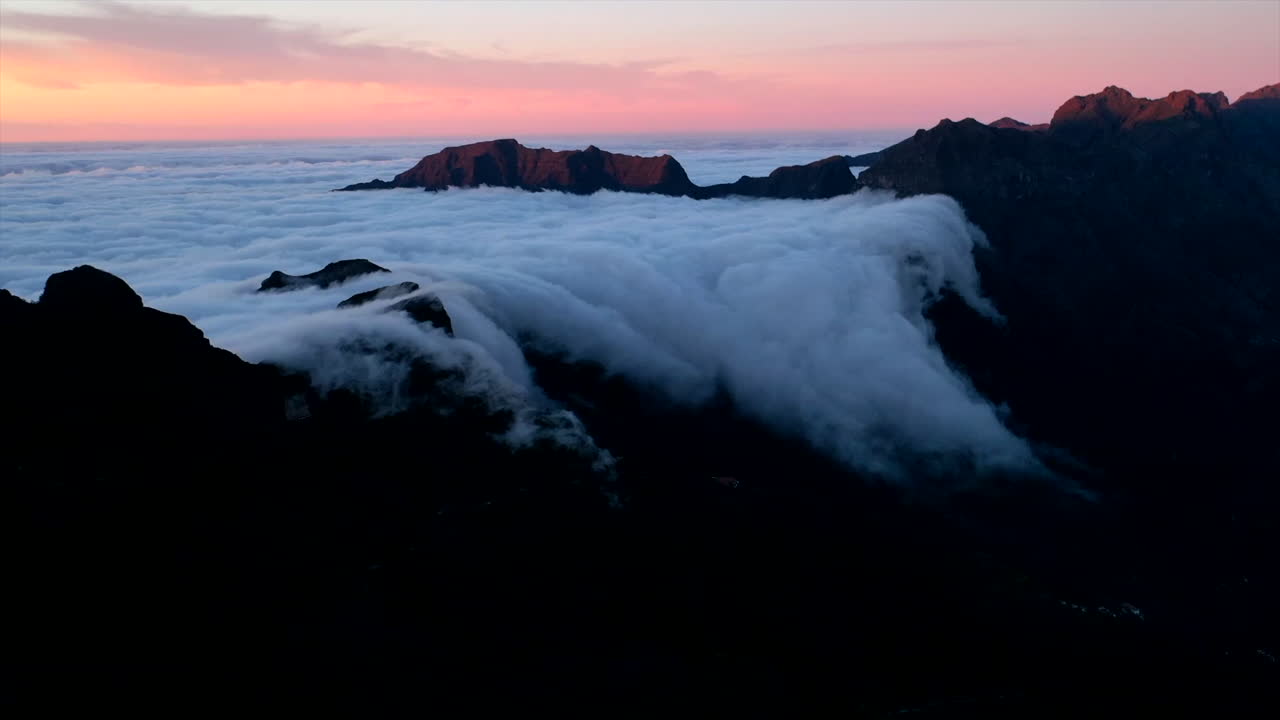 lapso de tiempo de nubes rodando por la ladera de una montaña en maderia, portugal al atardecer