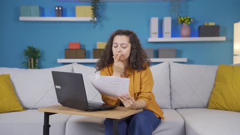 la joven que mira los documentos es reflexiva.