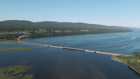 Ruta-Boulevard-De-Saint-majorique-Y-Puente-Sobre-Las-Tranquilas-Aguas-Azules-Del-Río-San-Lorenzo-En-Gaspe,-Quebec,-Canadá