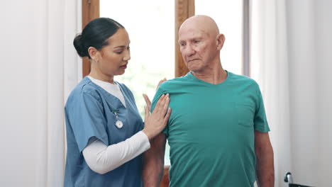 enfermera, paciente y hombro para la fisioterapia