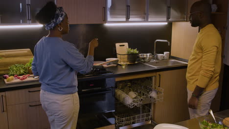 Pareja-Hablando-En-La-Cocina