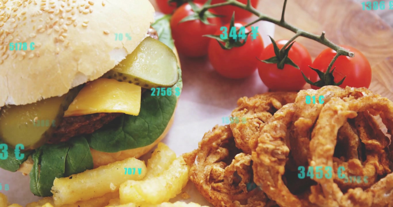La telecamera si muove su un hamburger e patatine fritte impiattati, con numeri turchesi che si aggiornano per mostrare i prezzi del menu.