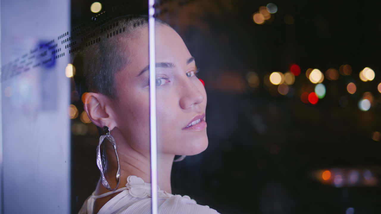 mujer elegante en la ciudad por la noche
