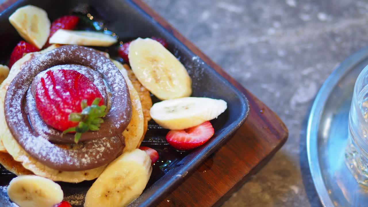 Pannekaker med banan, jordbær og sjokolade