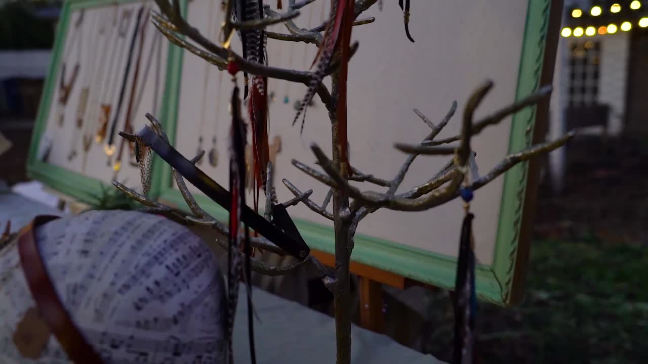 manos de joyería en una pantalla