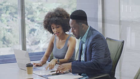 animatie van de verwerking van financiële gegevens over diverse zakenmensen op kantoor