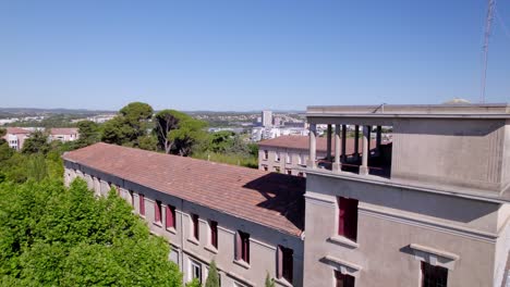 Dando-Vueltas-A-Un-Hermoso-Edificio-Antiguo-En-Montpellier,-Francia