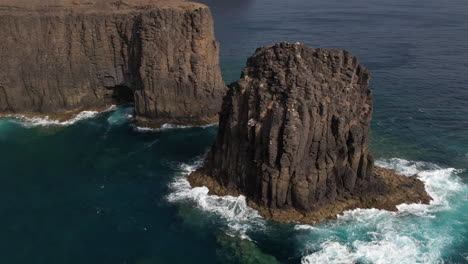 Roque-Partido,-Gran-Canaria:-Vista-Aérea-De-Cerca-Y-En-órbita-De-La-Formación-Rocosa-Llamada-Roque-Partido-En-La-Isla-De-Gran-Canaria-Y-En-Un-Día-Soleado