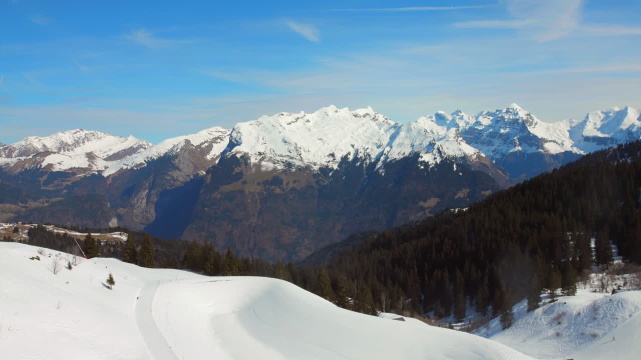 cadena montañosa cubierta de nieve desde un teleférico en los alpes franceses