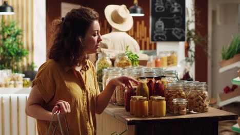 client buys food in plastic free jars