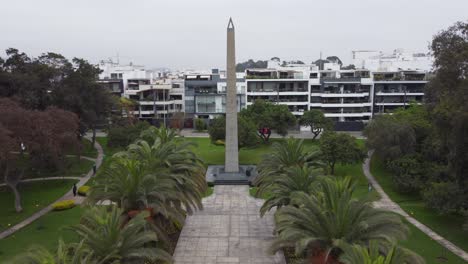 video de dron de 4k de un parque con un obelisco-1