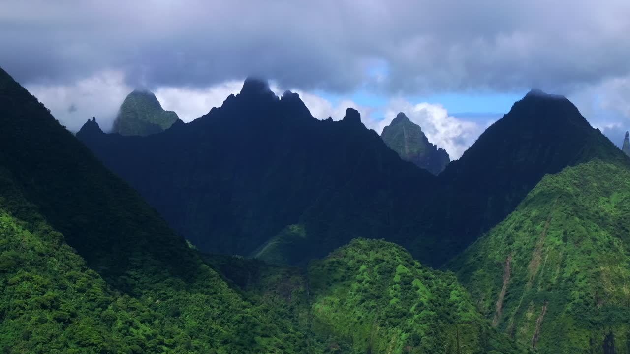 Vallee de Tautira River Valley Bay Vaitepiha villageTeahupoo Tahiti island French Polynesia aerial drone jagged mountain Aorai peak Aorai Taiarapu Taravao North Shore cloudy shade parallax circle left