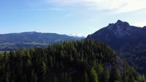 Paragliding-In-Der-Nähe-Des-Grimming-Gipfels-Im-Dachsteingebirge-In-Österreich