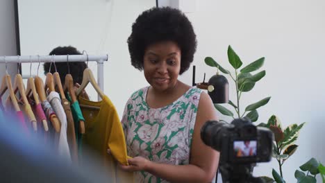 Vloguera-Afroamericana-De-Talla-Grande-Grabando-Un-Vídeo-Sobre-Moda