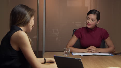 twee zakenvrouwen die laat werken en documenten ondertekenen, close-up op r3d.