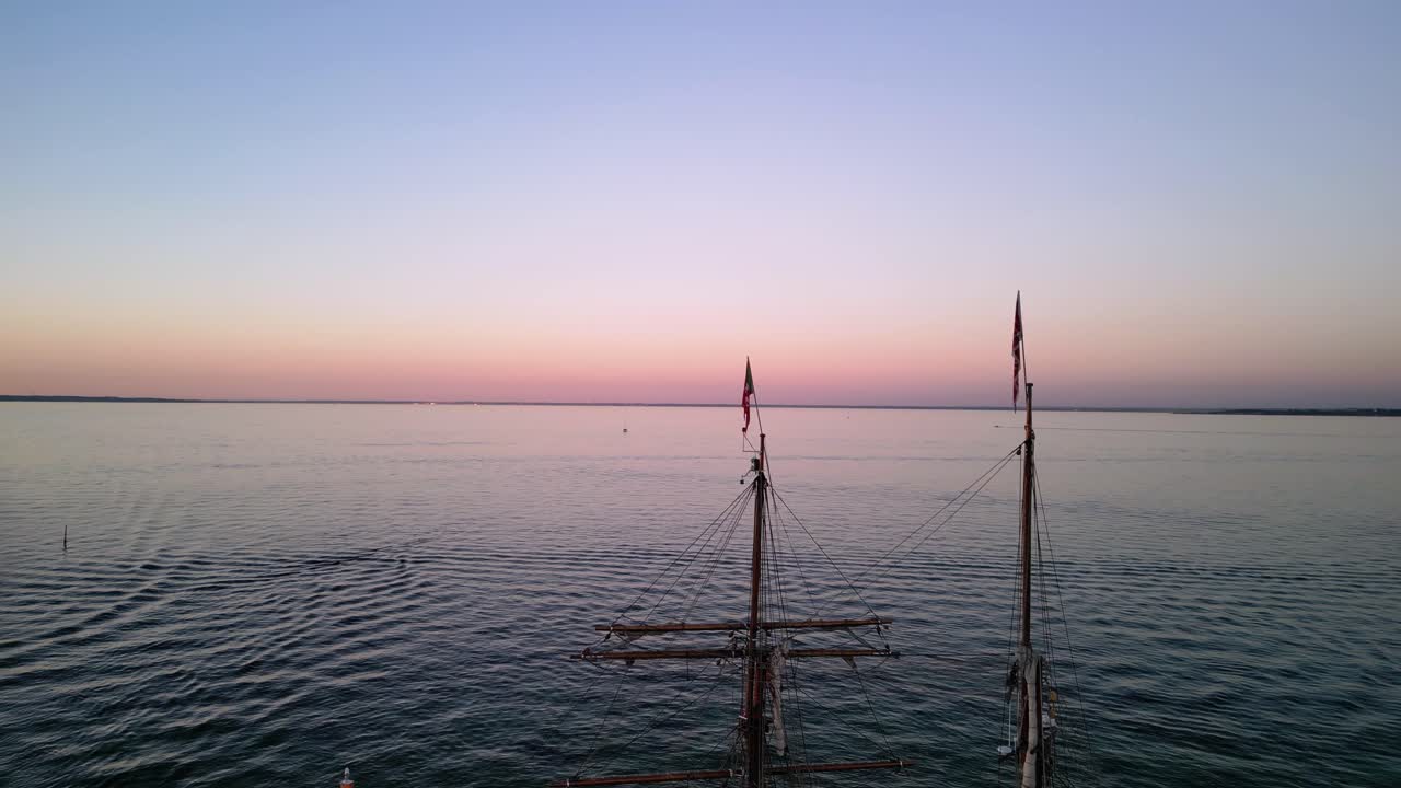 요트 팬 다운 - 일몰 - 항구 부두 무인 항공기