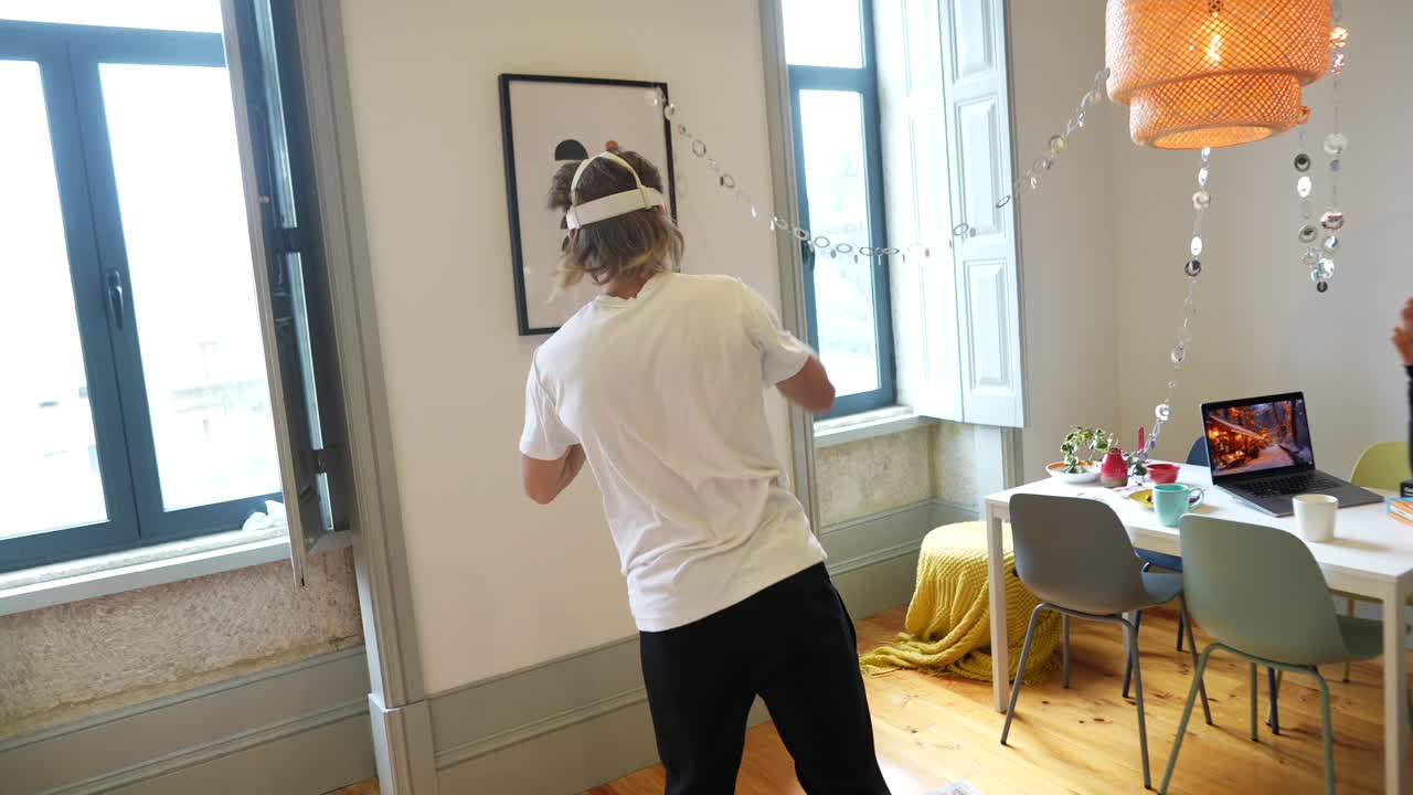 가정에서 vr 헤드을 사용하는 사람