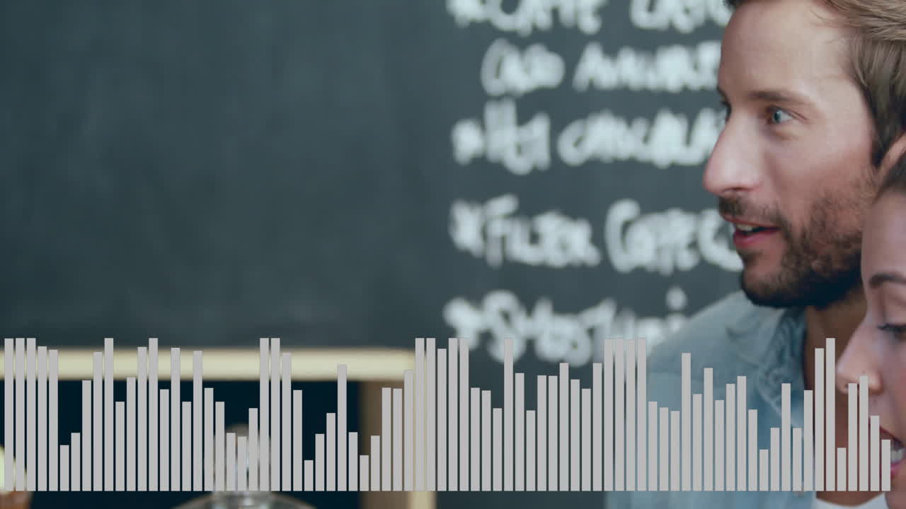 animación de forma de onda de audio sobre el hombre hablando frente a la pizarra con texto