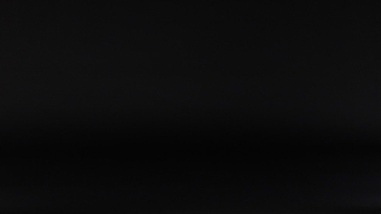 bolas de tenis vibrantes moviéndose contra un fondo oscuro