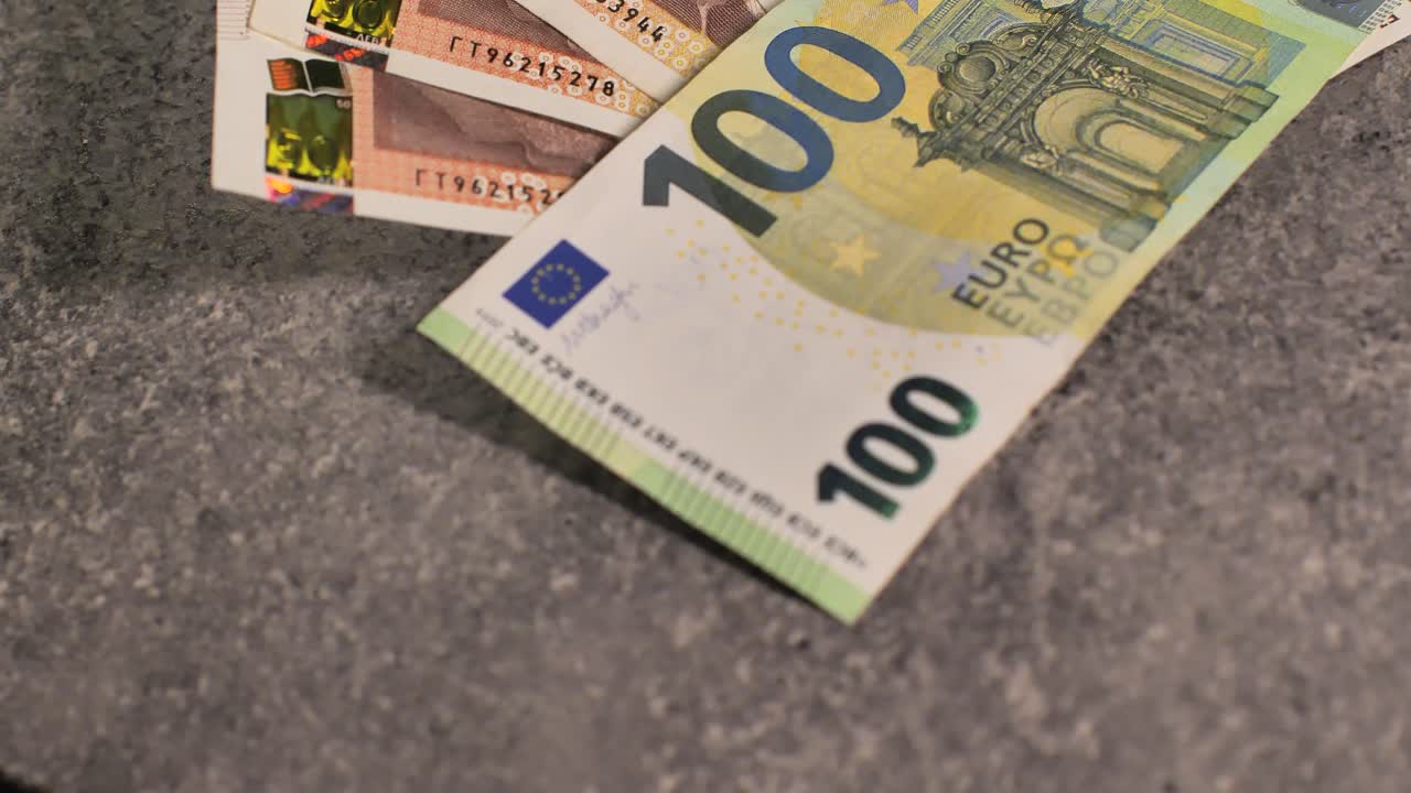 Bulgarien skifter valuta, bulgarske lev til euro. Valutaveksling. Pengesedler på bordet. Koncept, økonomi, konkurrence, krise, bankvæsen og finans. BGN, BGL. Scene C. Slide Up-optagelse