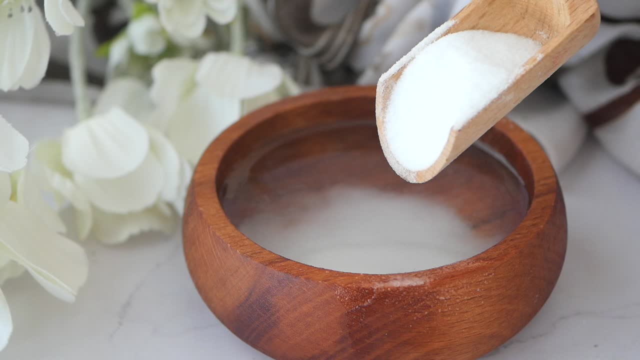 Mélange de bicarbonate de soude et d'eau pour le nettoyage et la beauté