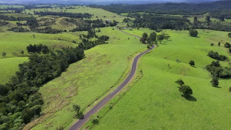 antena de las mesetas de atherton sobre granjas rurales y caminos rurales, queensland, australia