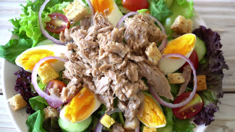 tuna with vegetable salad and eggs