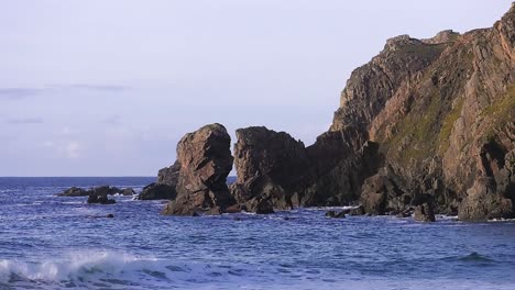 foto de la hora dorada de los acantilados alrededor de la playa de dalmore cerca de carloway