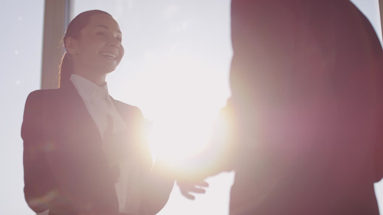 행복한 사업가 여성이 사업가와 대화하는 느린 동영상