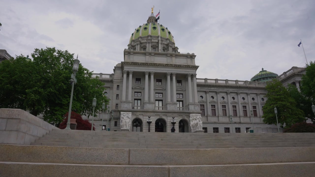 Movimiento de dolly ascendente a lo largo de la gran escalera que conduce al Capitolio del Estado de Pensilvania en Harrisburg, destacando la arquitectura gubernamental histórica y el diseño de un hito cívico