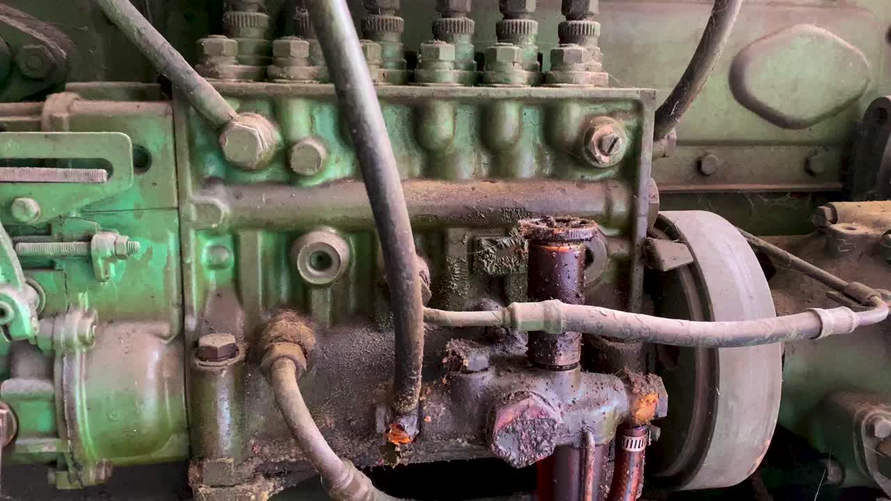 누설 된 기름 을 가진  ⁇ 은 비상 디젤 발전기 의 세부 사진