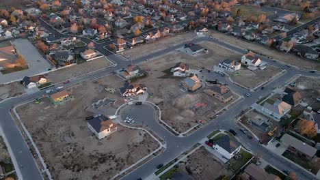 Vivienda-De-Nuevo-Desarrollo-En-Barrio-Suburbano,-Ojo-De-Pájaro-Aéreo