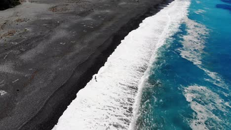 Drone-Lento-Vuela-En-Diagonal-En-La-Playa-De-Nonza-En-Córcega