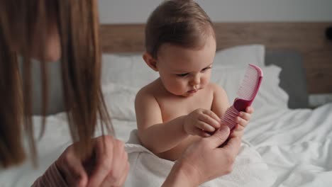 Video-Von-Mutter-Und-Tochter,-Die-Anfangen,-Sich-Die-Haare-Zu-Bürsten.