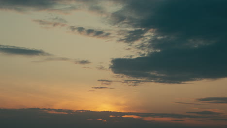 Sonnenuntergangshimmel-An-Warmen-Sommertagen-Mit-Orangefarbenem-Glühen