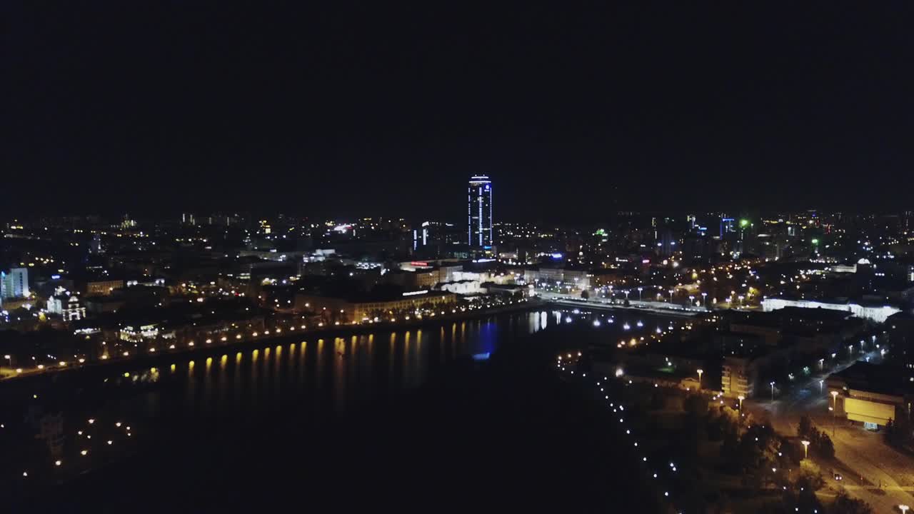 야간에 조명된 도시 풍경, 굴곡된 도시 거리의 풍경, 현대적인 건물, 밤에 도시의 공중 풍경