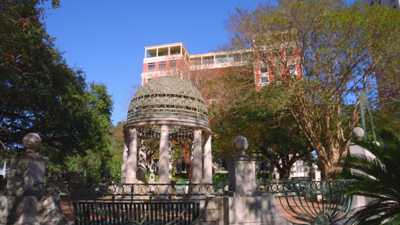 휴스턴 박물관 구역의 메 록웰 콜로네이드 기념비 지역