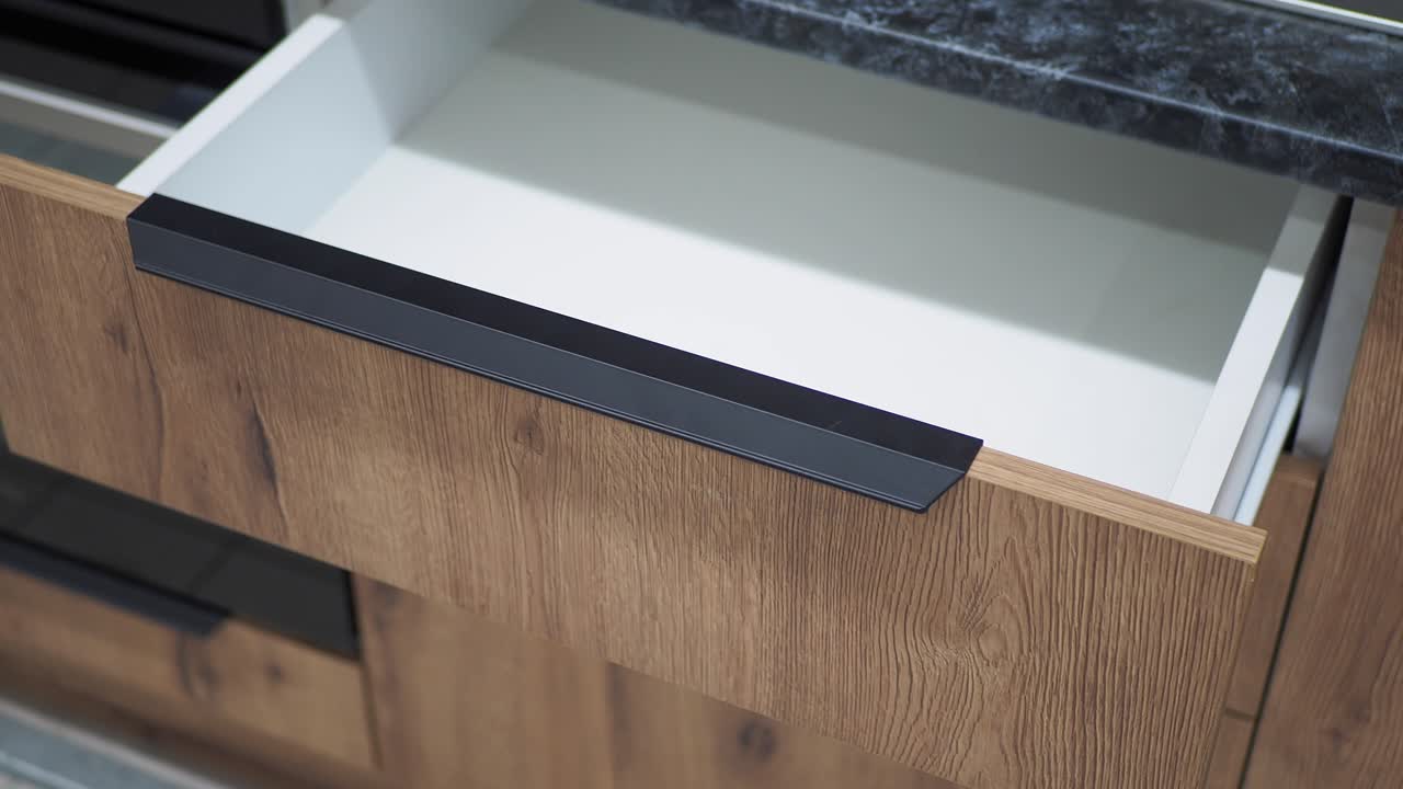 el cajón vacío de la cocina