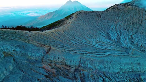 Erigido-Como-Un-Enigma-Y-Un-Encanto,-El-Volcán-Ijen-En-Java-Oriental,-Indonesia,-Es-Un-Reino-De-Contrastes-Y-Maravillas.