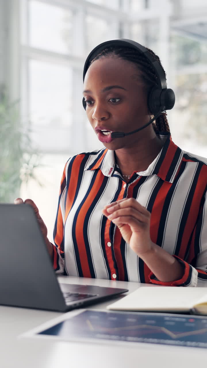 Donna con la cuffia avricolare che lavora al computer portatile