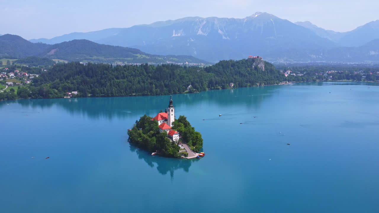 Ruchome ujęcie urokliwego Jeziora Bled z wyspą w Słowenii
