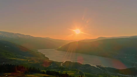 drone aéreo disparó sobre ardalsfjord en noruega con puesta de sol sobre el valle de la montaña