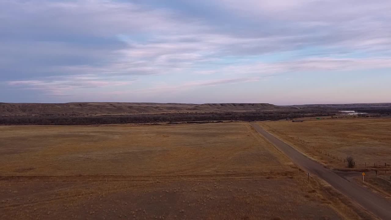 vista de drones de las praderas del condado en alberta, canadá