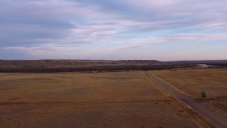 vista de drones de las praderas del condado en alberta, canadá