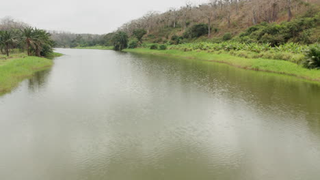 Viajando-Frente-A-Un-Río,-Represa-En-Un-Río-En-Angola,-áfrica-3