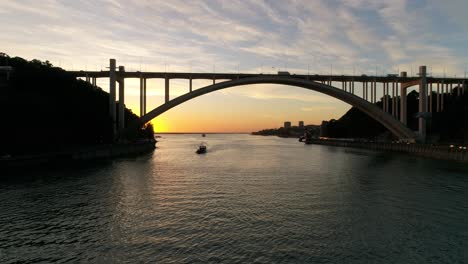 Luftaufnahme-Der-Porto-Stadtbrücke-Und-Des-Flusses-Douro